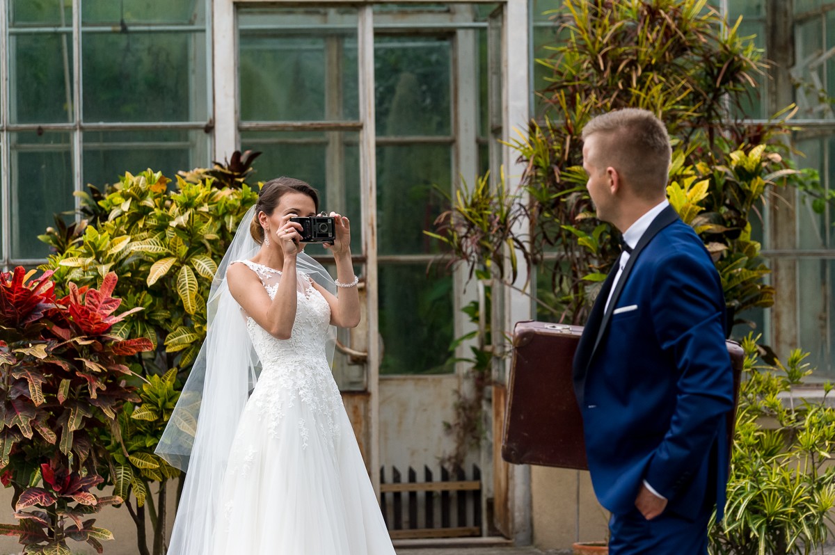 zdjęcia ślubne w ogrodzie botanicznym w Krakowie